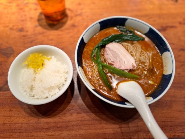 「担々麺(だんだんめん)900円＋無料ライス」@支那麺 はしご 銀座本店の写真