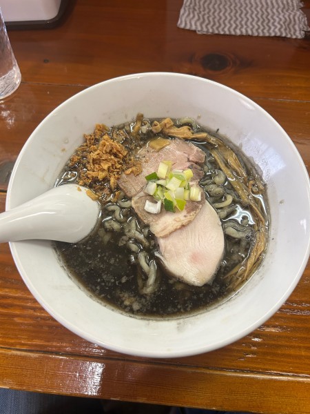 「ブラック醤油らぁ麺」@無化調煮干しらぁ麺 誠実の写真
