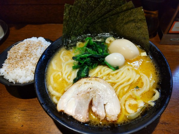 「味玉ラーメン＋のり サービスライス」@濃厚豚骨ラーメン 濱虎家の写真