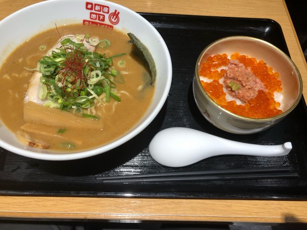 「味噌ラーメンといくら丼のセット」@#新宿地下ラーメンの写真