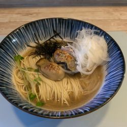 牡蠣ラーメンあっさり（牡蠣乗せ）