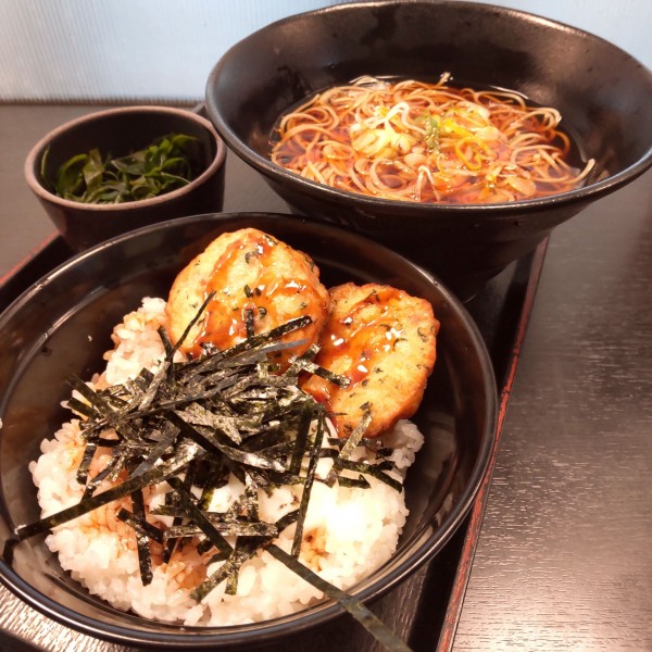 「【季節限定】つくね温玉丼セット（￥780）＋三陸わかめ（クー」@ゆで太郎 久が原店の写真