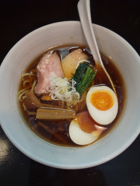 「しょうゆらーめん（味玉付き）」@らーめん奏の写真