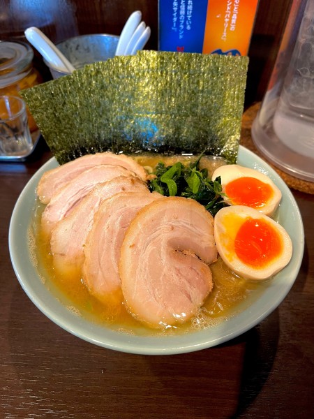「らーめん【TP】チャーシュー、味玉、ほうれん草、海苔増し、ライス」@横浜家系らーめん いずみ家の写真