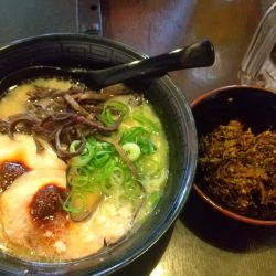 中州屋台とんこつラーメン　赤ダレ、激辛高菜