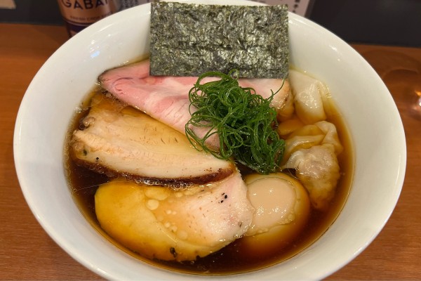 「醤油特製ラーメン」@自家製手もみ麺 鈴ノ木の写真