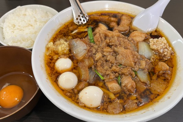 「スタ満ソバ ニンニクショウガ背脂+まさお+生玉子+小ライス」@元祖スタミナ満点らーめんすず鬼 狭山ヶ丘分店の写真