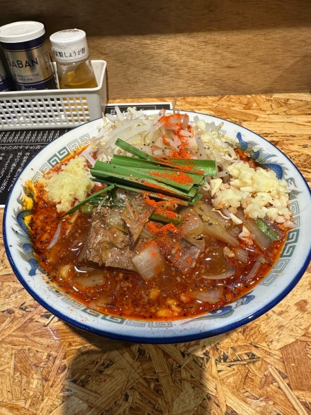 「辛口スタミナラーメン+生玉子」@スタミナラーメンのかたの写真
