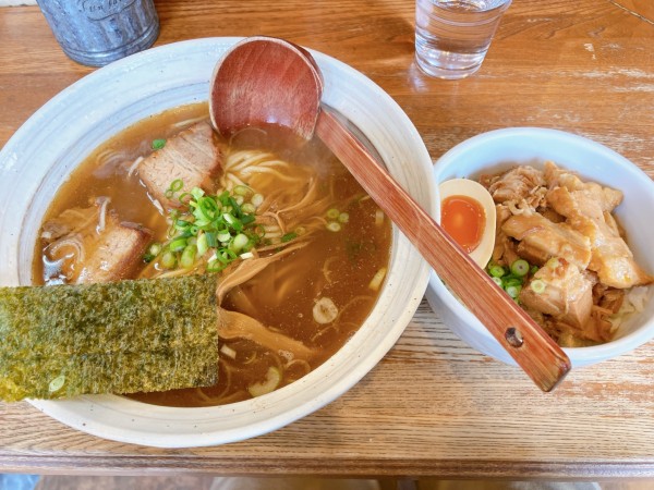 「ラーメン(醤油) 800円＋チャーシュー丼 300円」@麺や 八雲の写真