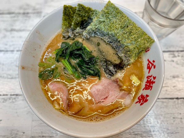 「らーめん　並　濃いめ　半麺　800」@二代目 谷瀬家の写真
