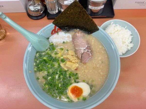 「プレミアム塩とんこつ中盛➕半ライス」@ラーメン山岡家 上尾店の写真