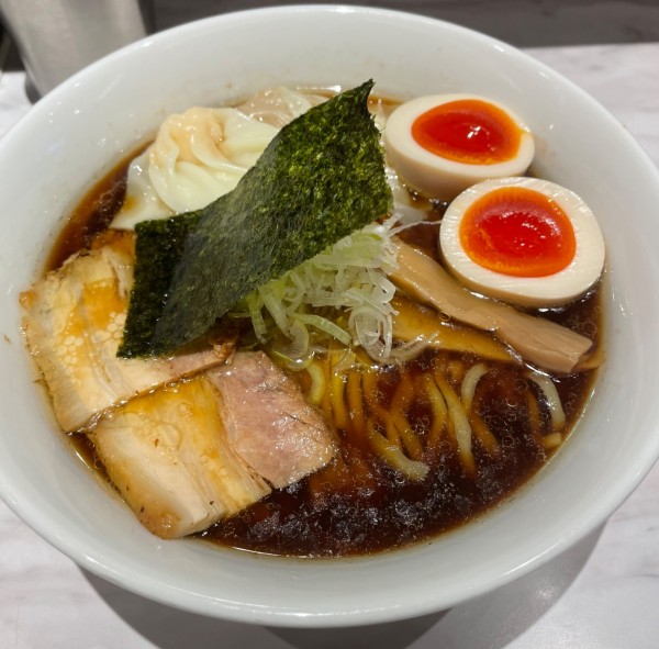 「肉•海老ワンタン麺　黒」@Ramen  KURUMUの写真