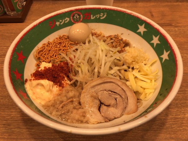 「まぜそば(全部ダブル)+クーポン無料味玉+小ライス 890円」@ジャンクガレッジ 大宮駅前店の写真