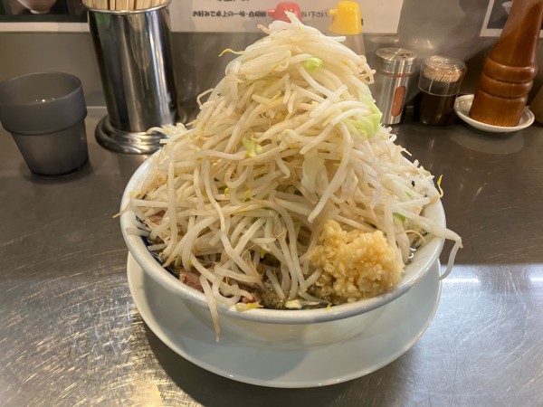 「塩らーめん　900円(野菜マシ、ニンニク多め)」@ラーメン大 下高井戸店の写真