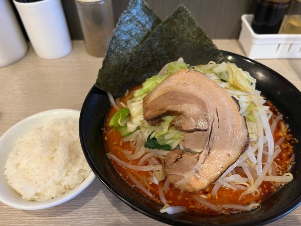 「とうがらしらーめん中盛太麺固め野菜盛 970円」@品の一の写真