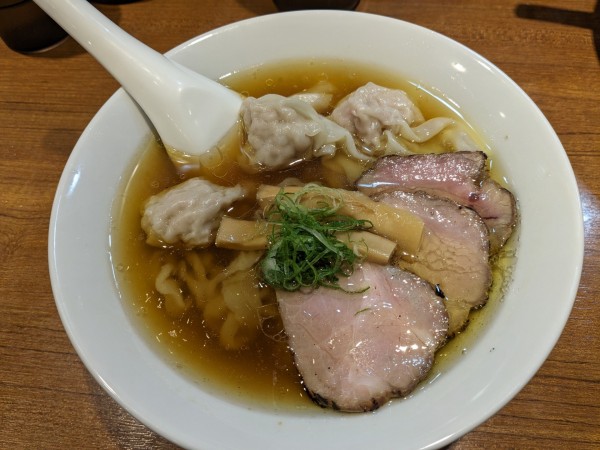「名古屋コーチンの炙り肉中華そば醤油わんたん」@寿製麺よしかわ 川越店の写真
