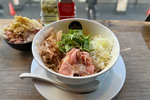 「【限定】油そば＋ミニ丼セット（チャーシュー丼）¥1200」@RAMEN GOSSOU 新橋店の写真