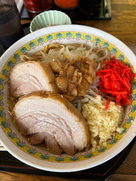 「小ラーメン豚2枚、野菜少なめ、ニンニク、アブラ、紅生姜、生卵サー」@ラーメンめじの写真