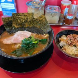 ラーメン中盛950円、チャーシューごはん小100円