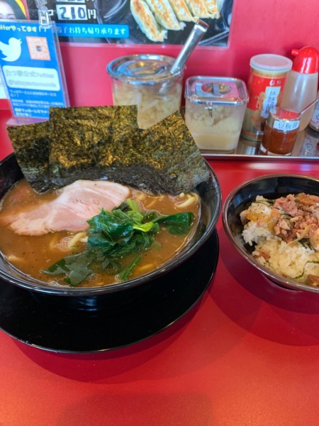 「ラーメン中盛950円、チャーシューごはん小100円」@家系ラーメン たつ家の写真