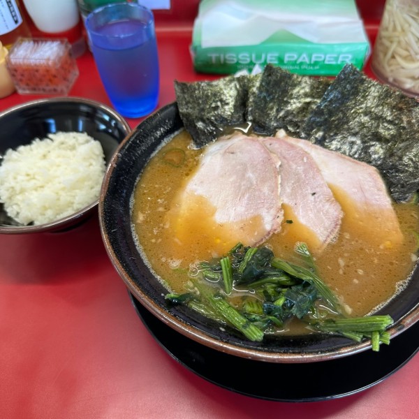 「チャーシューメン(3枚)中盛+半ライス　¥1,080」@家系ラーメン 王道家の写真