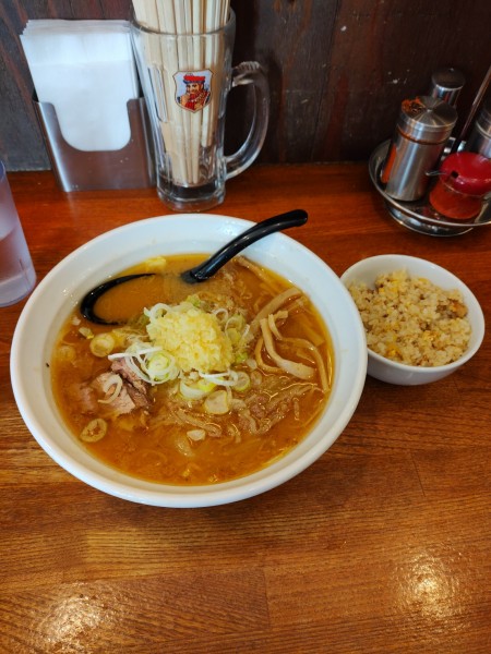 「味噌ラーメン900円+ショウガ150円+ランチチャーハン15」@さっぽろ羅偉伝 高田馬場店の写真