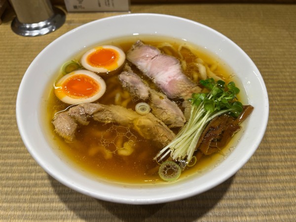 「親鶏中華そば 860円＋自家製煮卵 100円」@手打 親鶏中華そば 綾川の写真