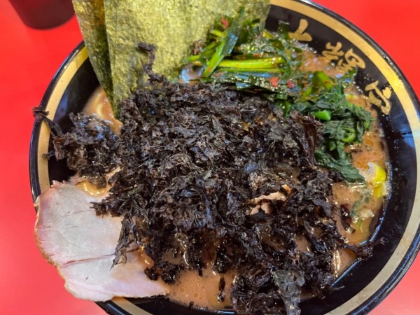 「ラーメン(中)850円＋岩のり200円＋Twitter辛ニラ」@家系ラーメン大輝家 日吉店の写真