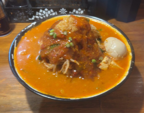 「味玉どて辛めん中盛 バラ肉 野菜増し」@どてちん 習志野店の写真