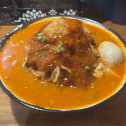 味玉どて辛めん中盛 バラ肉 野菜増し