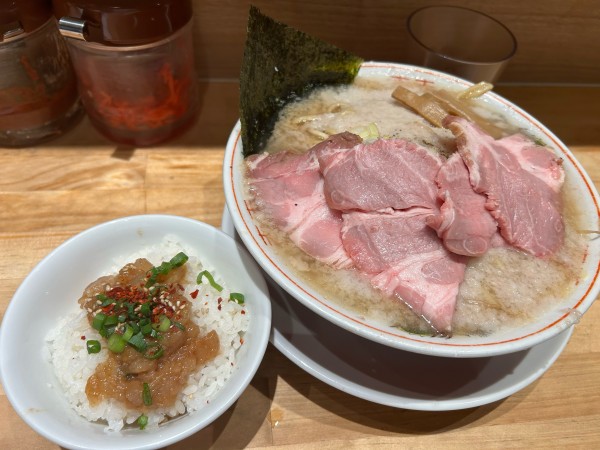 「背脂ラーメン¥880+チャーシュー¥250+セアブライス¥280」@背脂ラーメン チャッチャ亭の写真