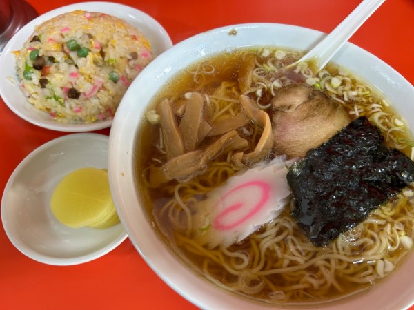 「ラーメンと半チャーハンセット950円」@山来軒の写真