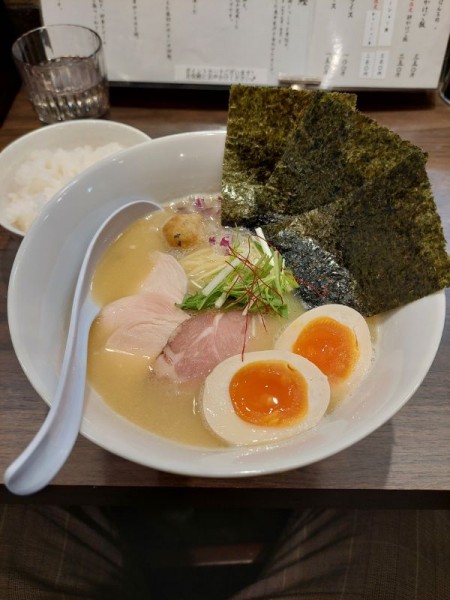 「特製濃厚鶏白湯そば＋小ライス」@中華そば みた葉の写真