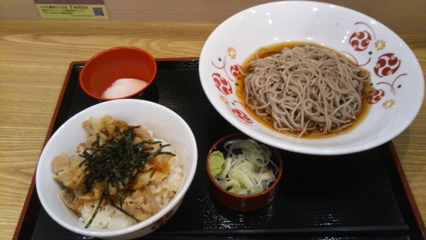 「ミニ豚丼（生姜焼）セット」@いろり庵きらくそば エキュートエディション御茶ノ水の写真
