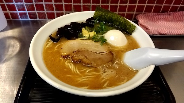 「白湯らーめん　醤油（８５０円）＋（味玉１００円）」@麺屋恵生の写真