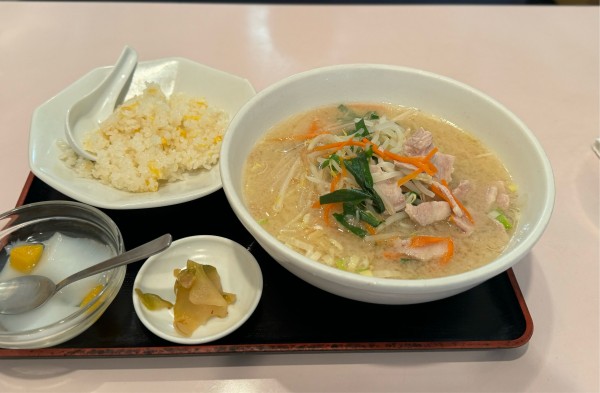 「日替わり麺(味噌ラーメン、半チャーハン)¥800」@鴻運 新店の写真