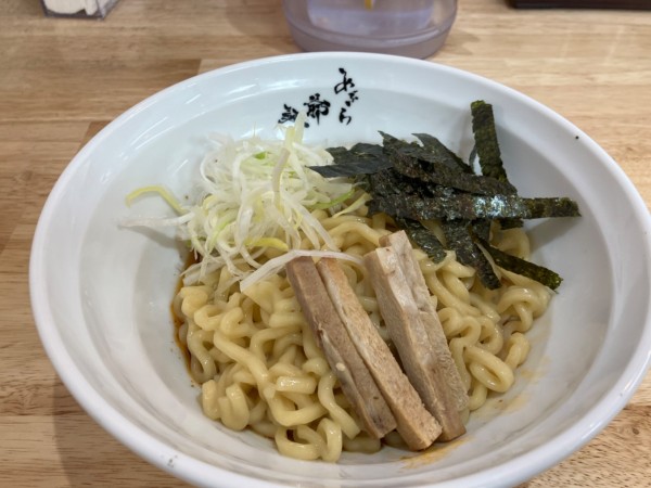 「まぜない赤＋並盛」@焼き油そば専門店 焼爺の写真