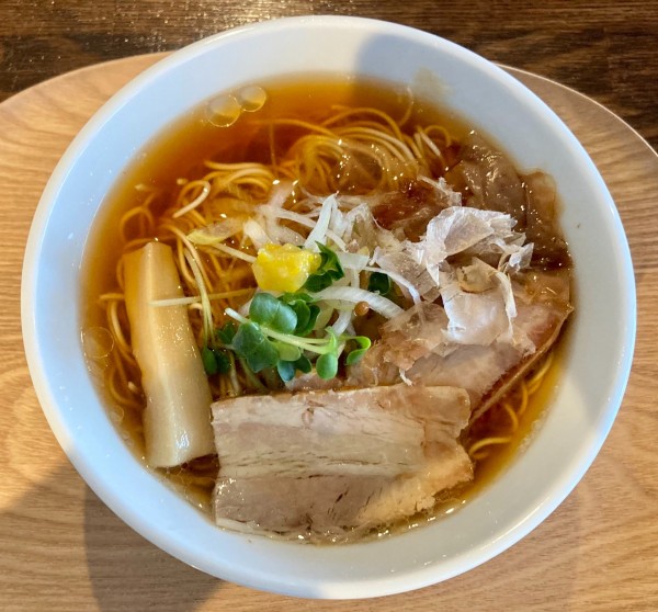 「朝ラーメンセット(温・冷のハーフ＆ハーフ)　1150円」@まる藤ラーメンの写真