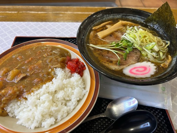 「くろラーメン800円、賄いミニカレー400円」@らーめん屋 くろちゃんの写真