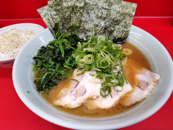 「朝ラー＋チャー3枚､ホウレン草､のり」@横浜ラーメン 武蔵家 大井町店の写真
