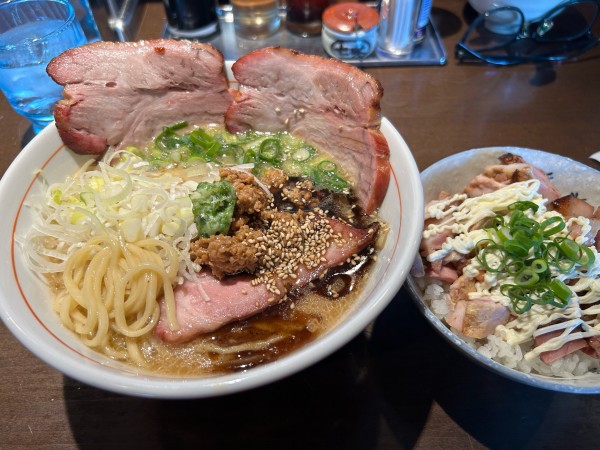 「【季節限定】味噌らぁめん980円、釜焼チャーシュー300円」@麺や 虎徹の写真