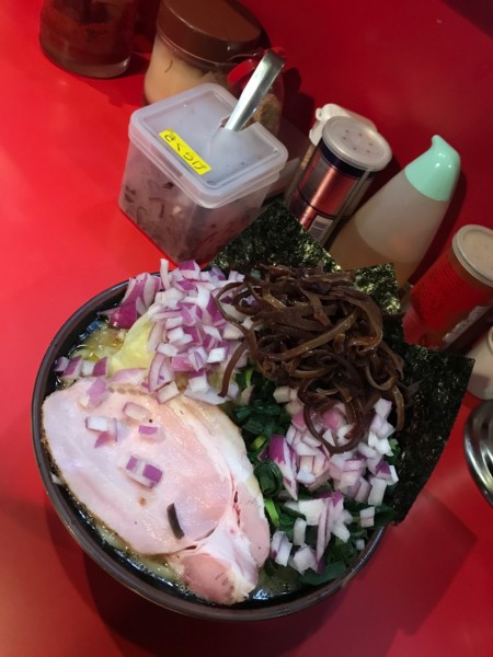 「ラーメン＋九条ねぎ＋むらさきたまねぎW 千円＋感謝のきくらげ」@どんとこい家の写真