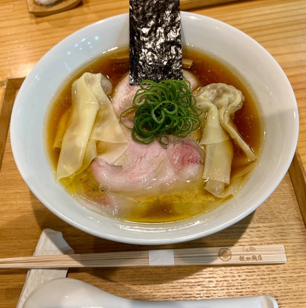 「ワンタン入り醤油らぁ麺」@飯田商店 湯河原本店の写真