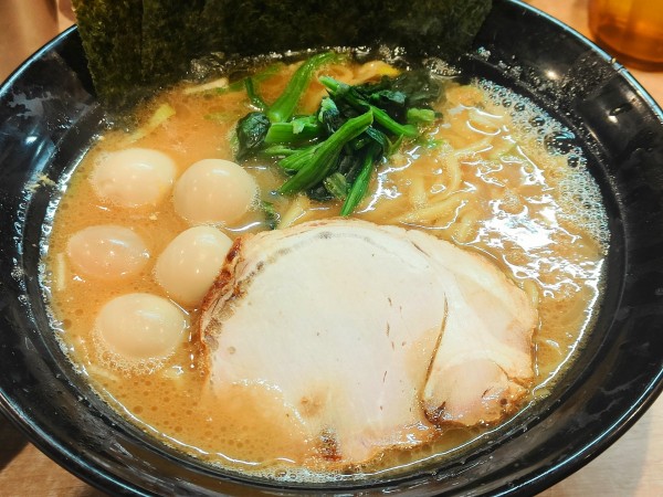 「ラーメン＋うずら5個」@横浜家系ラーメン 麺屋いぶすけの写真