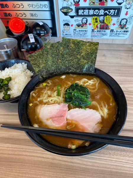 「ラーメン中ヤワラカメオオメ」@七代目武道家の写真