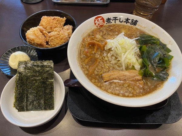 「限定　背脂煮干しラーメン（９３０円）＋唐揚げ２４０円」@極煮干し本舗 荒川沖店の写真