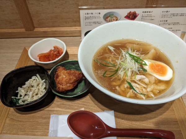 「太陽の鶏こうじ麺+おかず3種」@発酵ラーメンizuruの写真