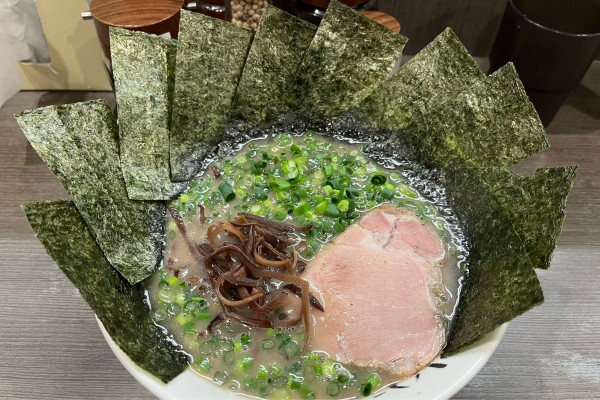 「ねぎらーめん アブラヌキ 粉落とし+のり+替玉」@博多長浜らーめん いっきの写真