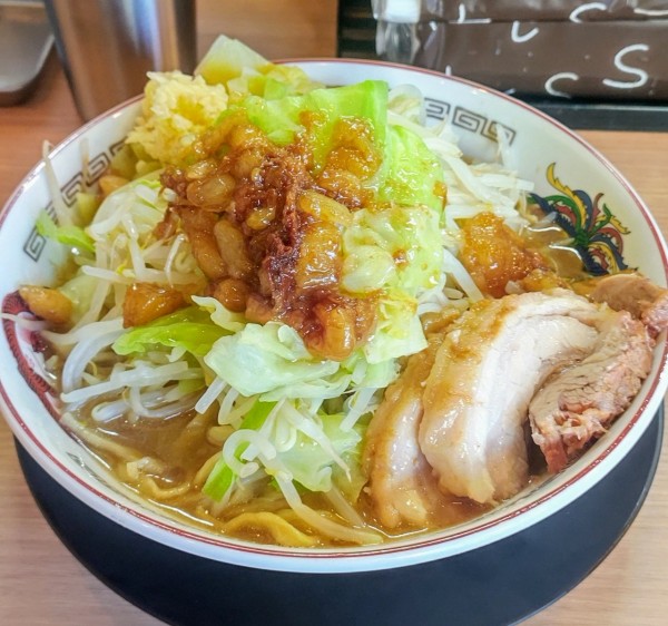 「小ラーメン ニンニク アブラ 野菜増」@ラーメン豚山 恵比寿店の写真