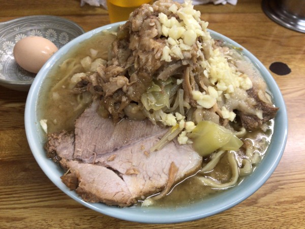 「ラーメン(ニンニク、ちょいヤサイ、アブラ)+生玉子 1030円」@ラーメン そらの写真